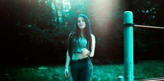 Czy jeansy z dziurami są modne 2023?