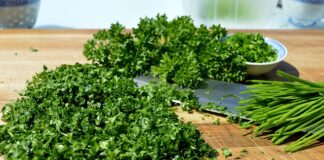Czy natka pietruszki ma dużo żelaza?